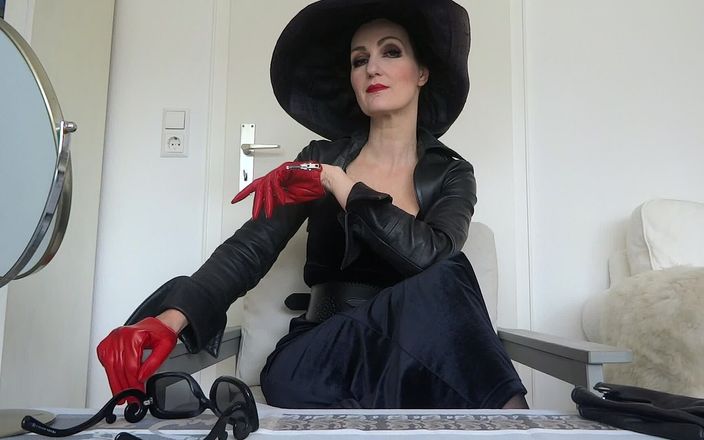 Lady Victoria Valente: Elegant hat lady