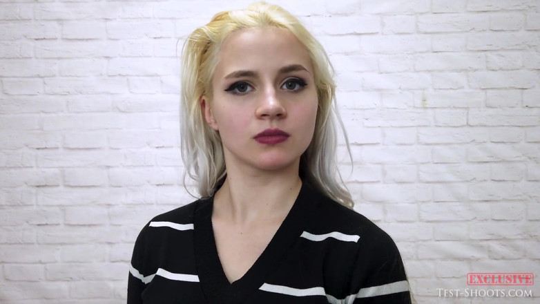 Test-Shoots: 18 ani Katya pozează goală pentru prima dată în interviul ei în...