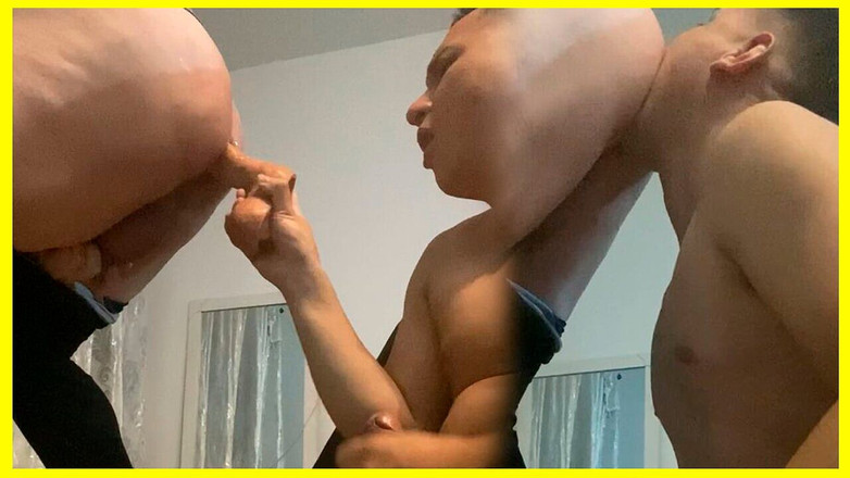 Tomas Styl: Aku fisting pantat cewek jalang ini pakai dildo ukuran 30cm yang...