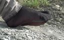 Mistress Legs: Picioare cu blugi în șosete negre din nailon pe malul mării