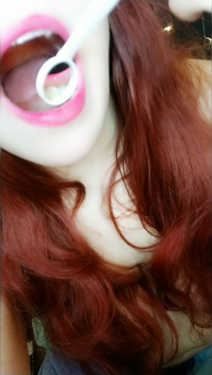 Scarlet Vixen: Inspección de espejo dental