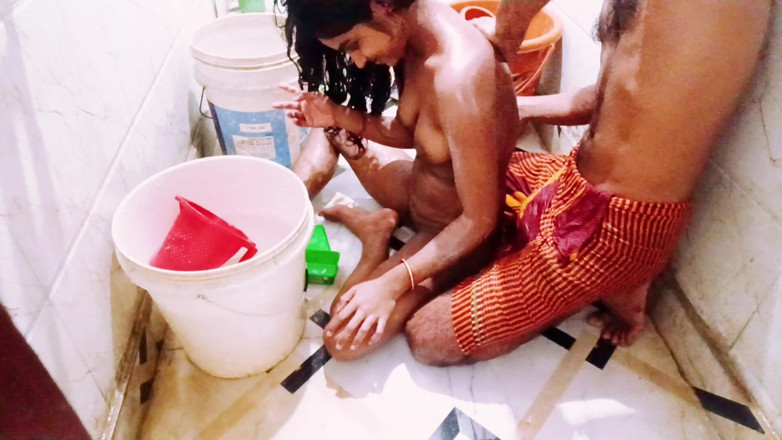 LateralChain349: Cuplu indian desi sex cu săpun în baie - masaj umed al...