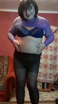 Sissy Irene enlève ses collants et se caresse