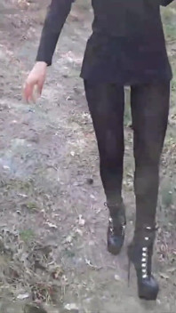 MILFka chodí v punčocháčích a vysokých podpatcích