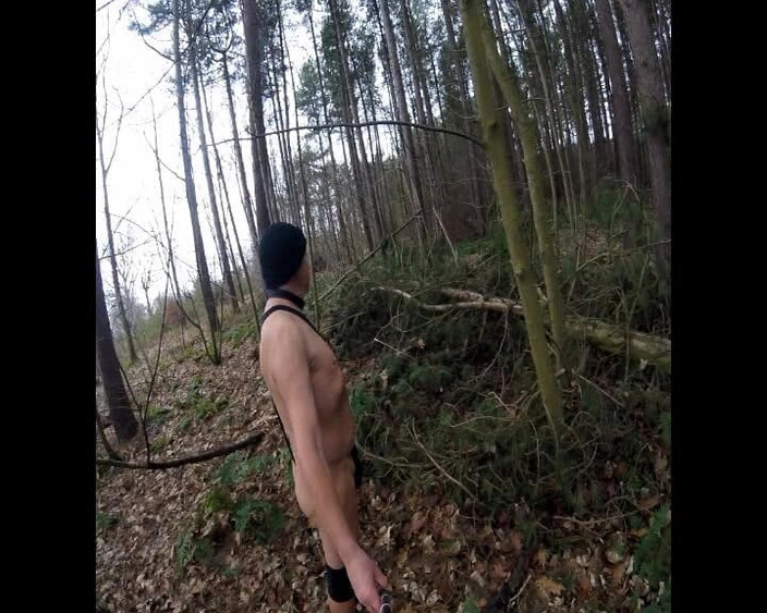 Andy: Kleide dich für einen kalten Tag im wald