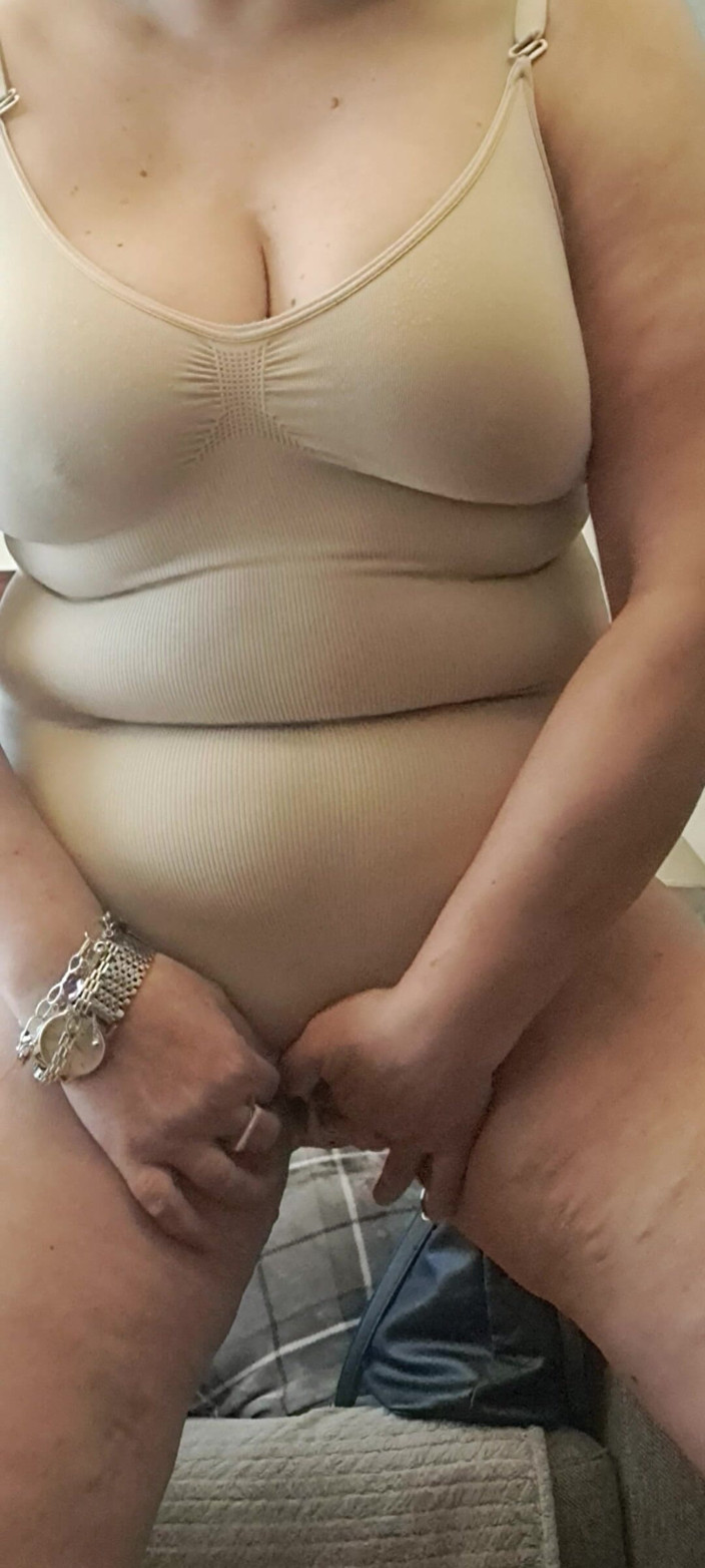 Mommy big hairy pussy: MILF with a Really Hairy, Fat Pussy
