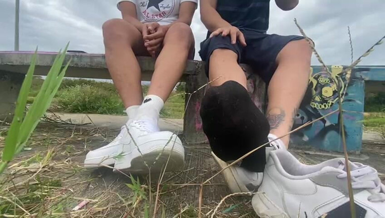 Mr Feet Colombia: Kolombiya'daki Arkadaşlar Ayakkabılarını Çıkarırken Sigara İçmeye Çıkıyor ki Kokusunu Alabilsin