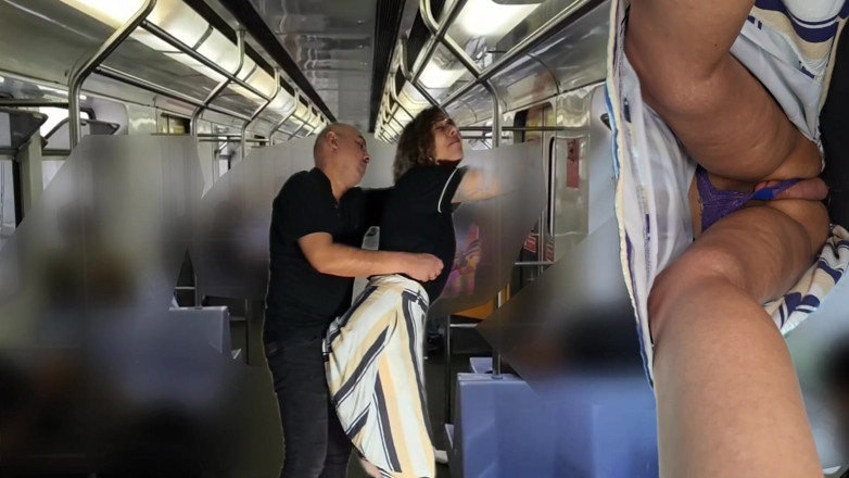 Victor SweetCoupleStories: Подорожувати на поїзді стає все важчим.