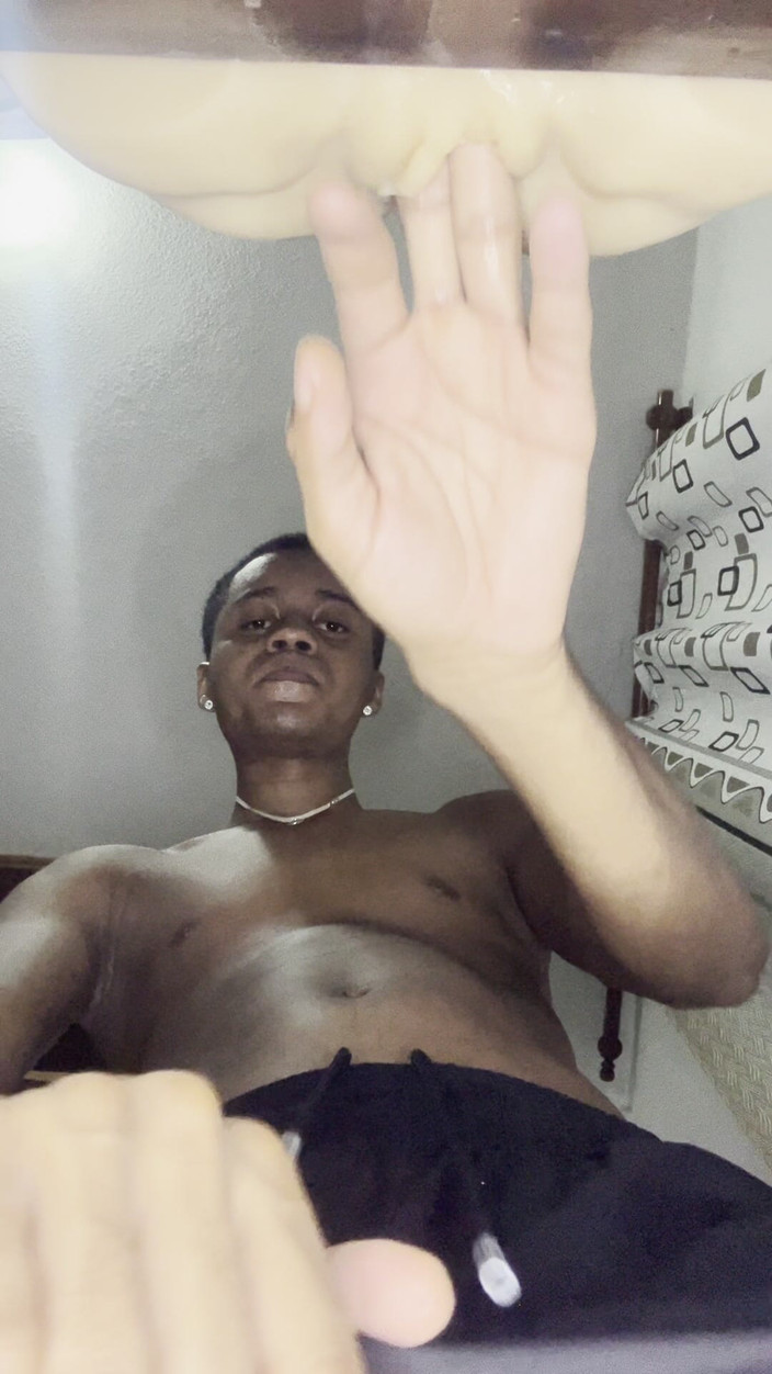 Black-2001: Chci kouřit zadek a kundičku tak, jak šukám tohohle fleshlighta