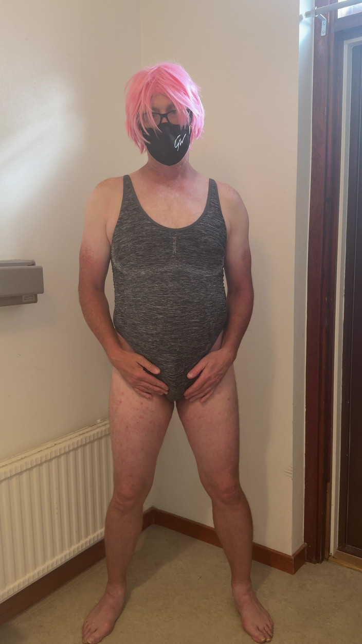 Julia Trans: ピンクの髪の娼婦は自慰行為をし、射精し、お漏らししている