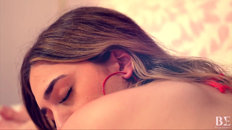 Blush erotica: Lexi grey dan puerto rock lagi asik nyepong kontol pria...