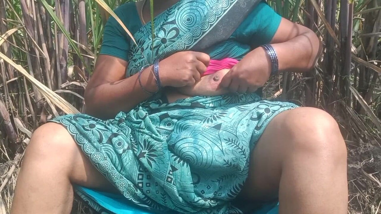 Vaishnavi35: Tamil zia si masturba nella piantagione di canna da zucchero
