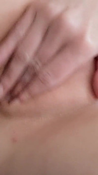 Una ragazza biricchina si scopa la bella figa con le dita fino al potente orgasmo ravvicinato