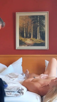 Selena se détend au lit, non habillée