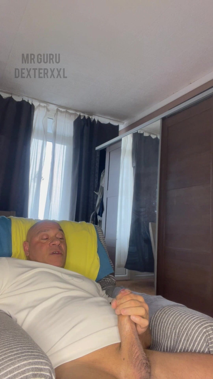 Mr. Guru: Culturistul se masturbează, dl Guru s-a masturbat