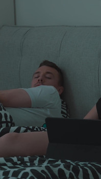 Macocha i pasierb oglądają porno, masturbują się do creampie Bliss w Share Bed Hotel Vacation