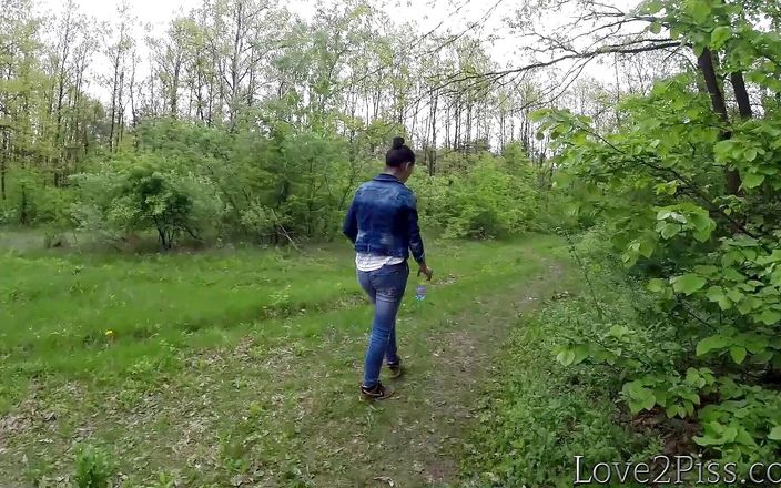 Love 2 Piss: All natural. Ingrid is peeing and wiping herself with a...