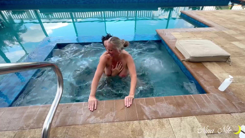 Nina Nite: Nina Nite çok ıslak eğleniyor!