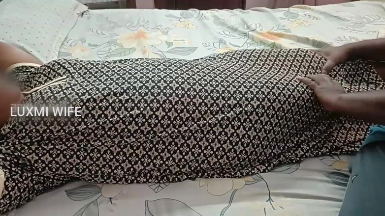Luxmi Wife: Vizinho garoto, massagem nua para esposa - 1