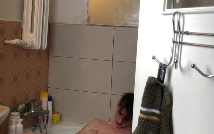 Gunter Meiner: Cowok bertubuh kurus ngocok kontol di kamar mandi