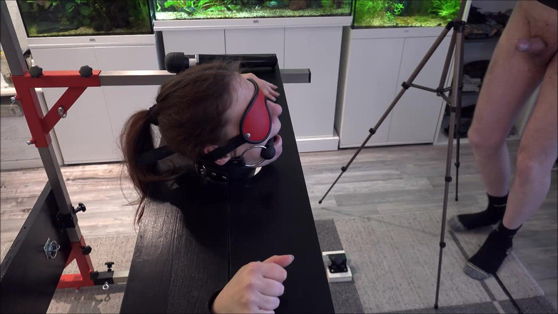 Master-Thomas: Otrokyně bezbranná v pranýři dohnána k orgasmu na Sybian, část 2