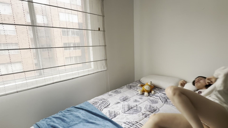 scarlettandc: Kvinna leker och onanerar med sin kudde