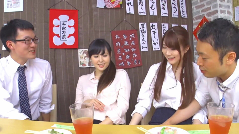 Raptor Inc: Due donne mature che entrano nella Izakaya, un hotspot per...