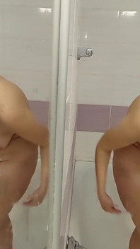 Bini amatur seksi mencukur kakinya. Rambut pepek latina, tetek besar, pantat besar