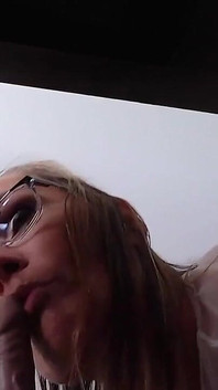 Azione sotto il tavolo.. Ho un vero succhiare il cazzo fetish- lo sapevi?? Volevo fare succhiando il cazzo tour lol te