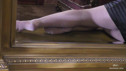 Mistress Legs: Meesteres Benen in een naakte ondoorzichtige panty