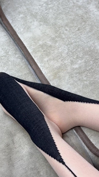 Mângâiere solo picioare lungi în ciorapi negri din nailon