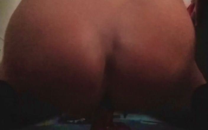 Benji Haag: Benji ujeżdża ogromny dildo analne i spust ciężko