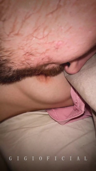Vidéo maison réelle avec une belle fille de 18 ans et son beau-père