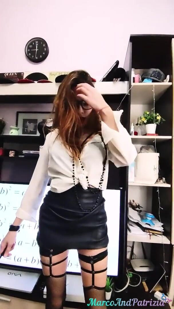 MarcoAndPatrizia: 戴眼镜的热辣老师深吸鸡巴和狗式啪 - 颜射