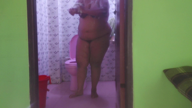 Your Boy's Cum: 当我的继母在没有锁门的卫生间里淋浴时,我看到她的大屁股和巨大的奶子裸体,然后在淋浴后操她