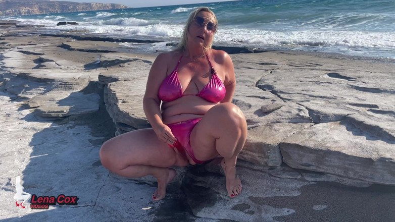 Lena Cox: Ninfomane in Bikini Si Masturba in Spiaggia - Orgasmi Squirting Rischiosi