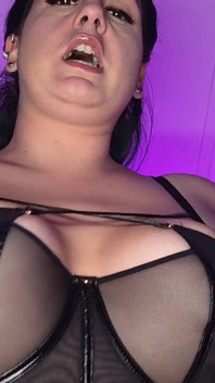 C’est vraiment ta première fois : plug anal en POV et baise avec un gode ceinture par ta copine