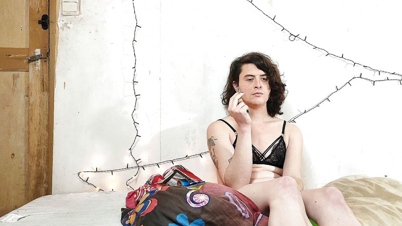 Sara B: Rook in beha en slipje