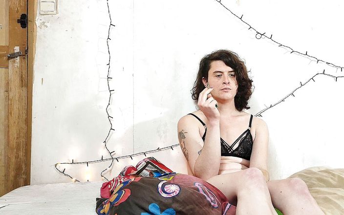 Sara non-binary: Rauch in bh und höschen