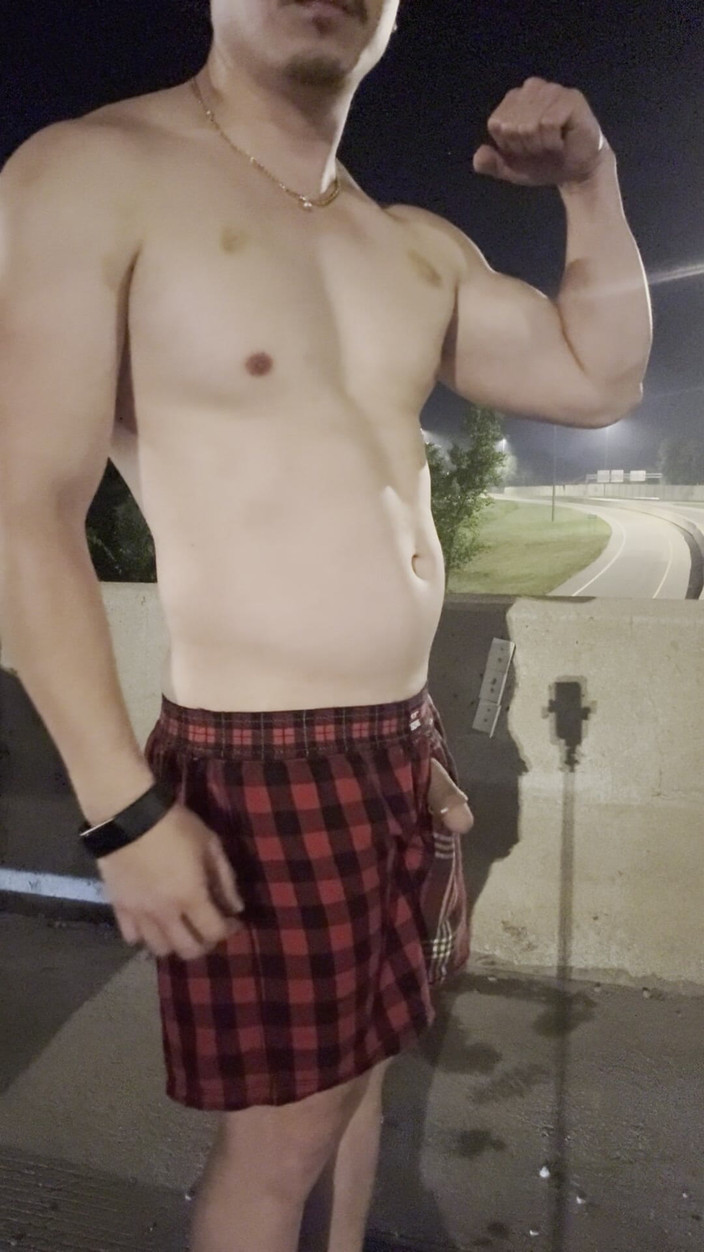 barenakedboy: Flexionando e se exibindo