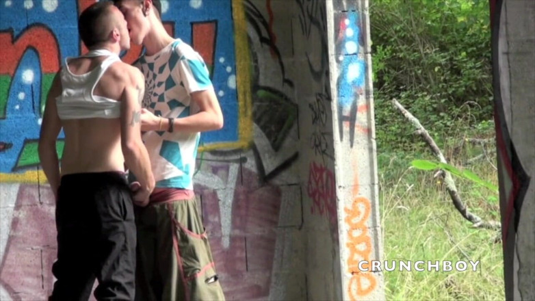 Crunch Boy: Twink disetubuhi oleh pejantan lurus di luar ruangan