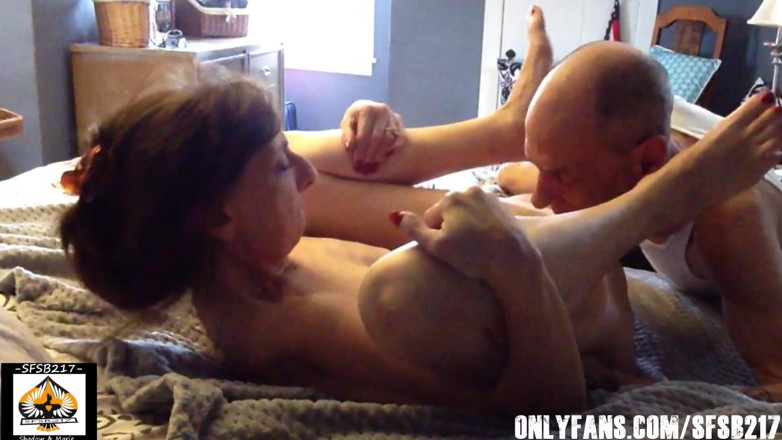 Shadow And Marie: Sexy milf Marie consigue su pequeño coño chupado
