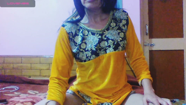 Bolly Karma: Deslumbrante milf adora sexo