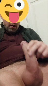 Ich schieße einen kraftvollen high cumshot und bedecke dann mein t-shirt mit sperma
