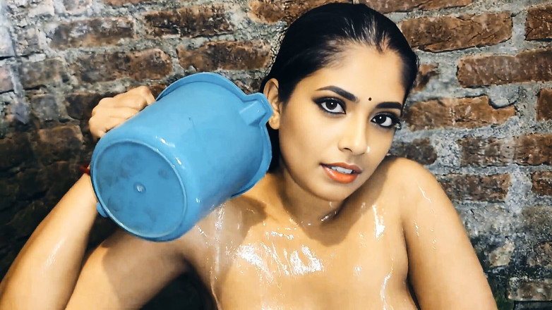desi bhabhi videos: Bhabhi šukání zadku v koupelně s Brinjal