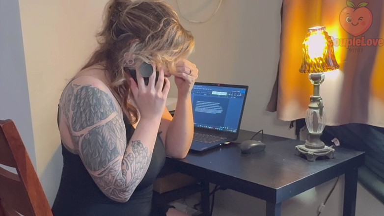 CoupleLove91783: Ibu tiri ngeliat foto kontolmu