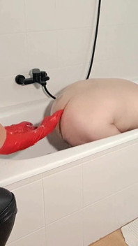 Mâinile mele roșii din latex sunt adânc în anusul tău