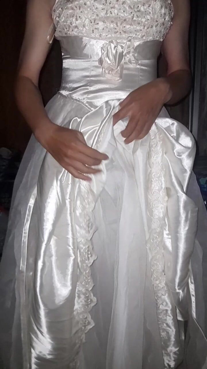 Naomisinka: Porra flui em vestido de noiva de cetim