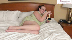Red Queen: Rothaarige MILF macht sich mit ihrer alarmuhr verkleidetes vibrator-sex-spielzeug bereit...