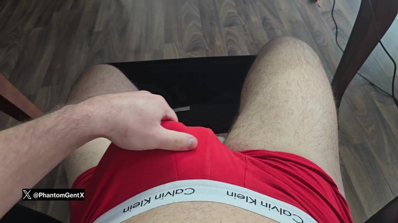 PhantomGentX: Ateşli beyaz adam stripchat Phantomgent'te canlı uyandıktan sonra pijama kıyafetiyle...